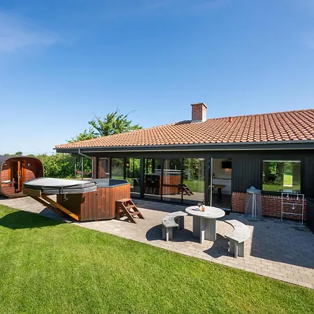 Сasa de vacaciones Large, Completely Renovated Activity House With Wilderness Bath And Outdoor Sauna *