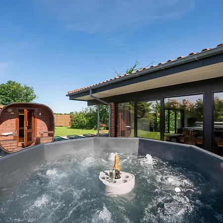 Сasa de vacaciones Large, Completely Renovated Activity House With Wilderness Bath And Outdoor Sauna